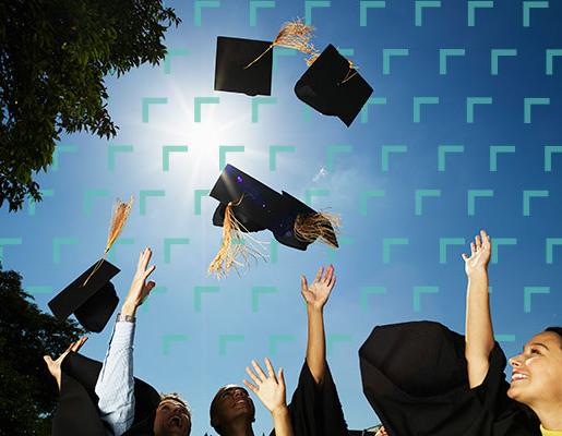 毕业生们把他们的帽子抛向空中